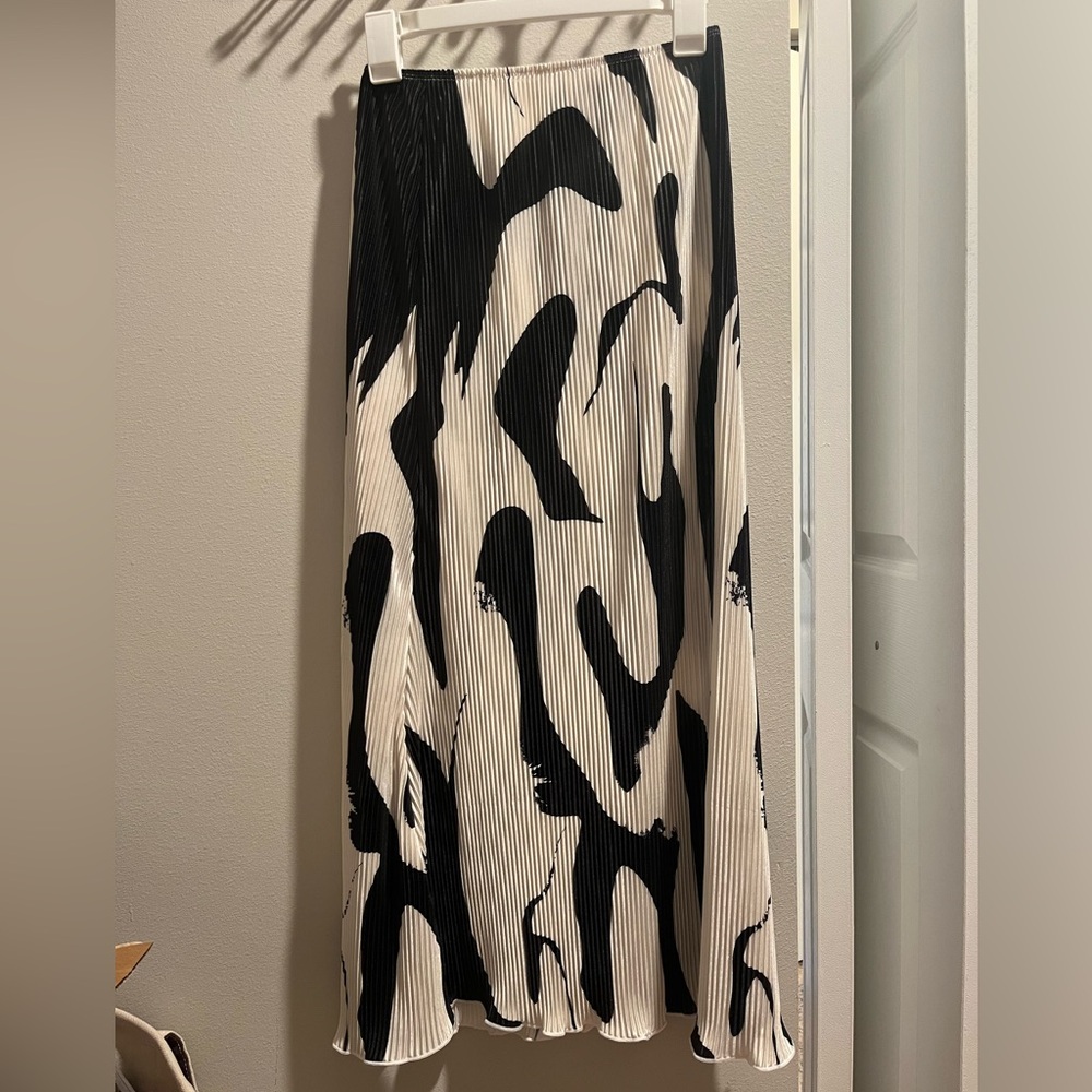 Black and White modern flowy size M skirt. Midi length.